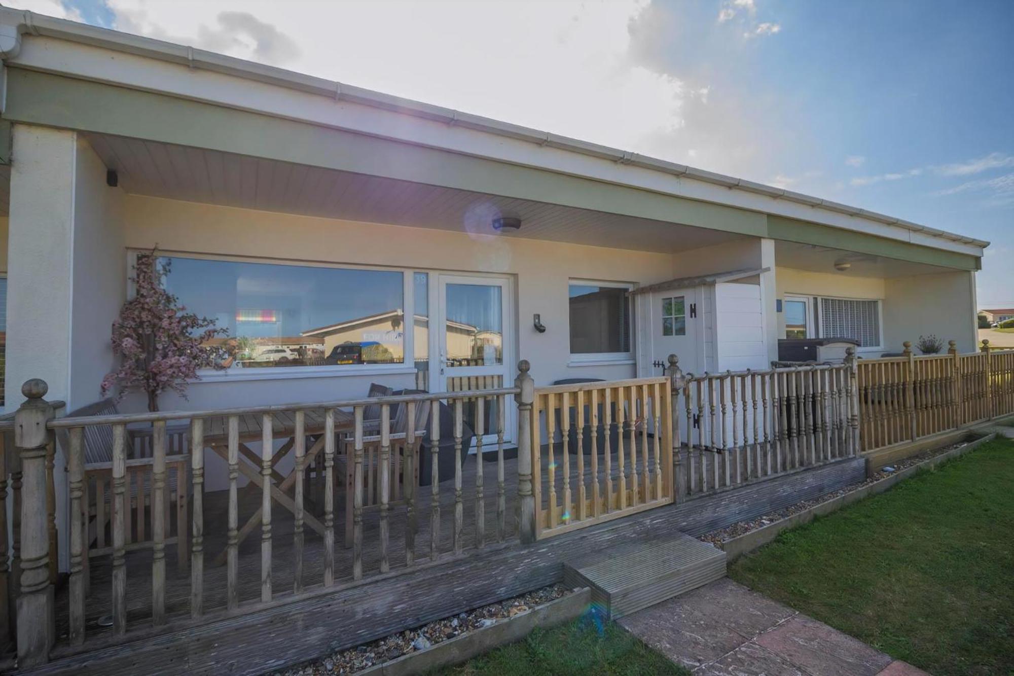 Chalet For Hire At Rainbows End Near A Beautiful Norfolk Beach Ref 31039R Bacton  Eksteriør bilde